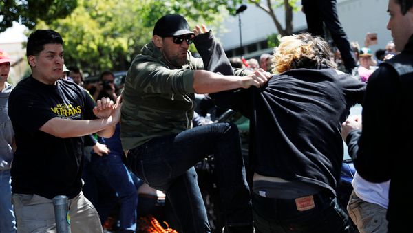 Demonstrators for and against U.S. President Donald Trump fight during rally in Berkeley, California in Berkeley, California, U.S., April 15, 2017 - Sputnik International