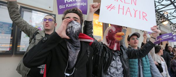 Anti-government demonstrators shout slogans during a protest in the Kadikoy district of Istanbul, Turkey, April 17, 2017 - Sputnik International