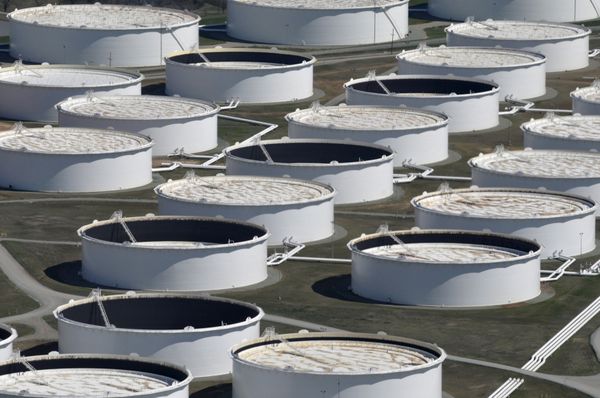Tankers Straddle Waterway Off Singapore as Fuel Increasingly Hoarded at Sea Over Slump in Demand - Sputnik International