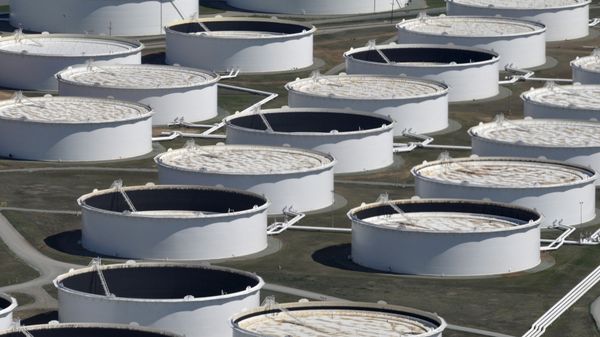 Crude oil storage tanks are seen from above at the Cushing oil hub, appearing to run out of space to contain a historic supply glut that hammered prices, in Cushing, Oklahoma, March 24, 2016 Crude oil storage tanks are seen from above at the Cushing oil hub, appearing to run out of space to contain a historic supply glut that hammered prices, in Cushing, Oklahoma, March 24, 2016 - Sputnik International