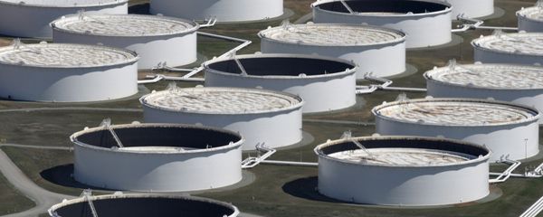 Crude oil storage tanks are seen from above at the Cushing oil hub, appearing to run out of space to contain a historic supply glut that hammered prices, in Cushing, Oklahoma, March 24, 2016 - Sputnik International