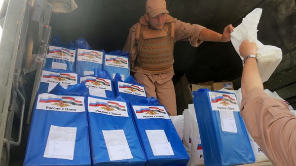 Russian soldier distributes food aid in Homs, central Syria, file photo. - Sputnik International