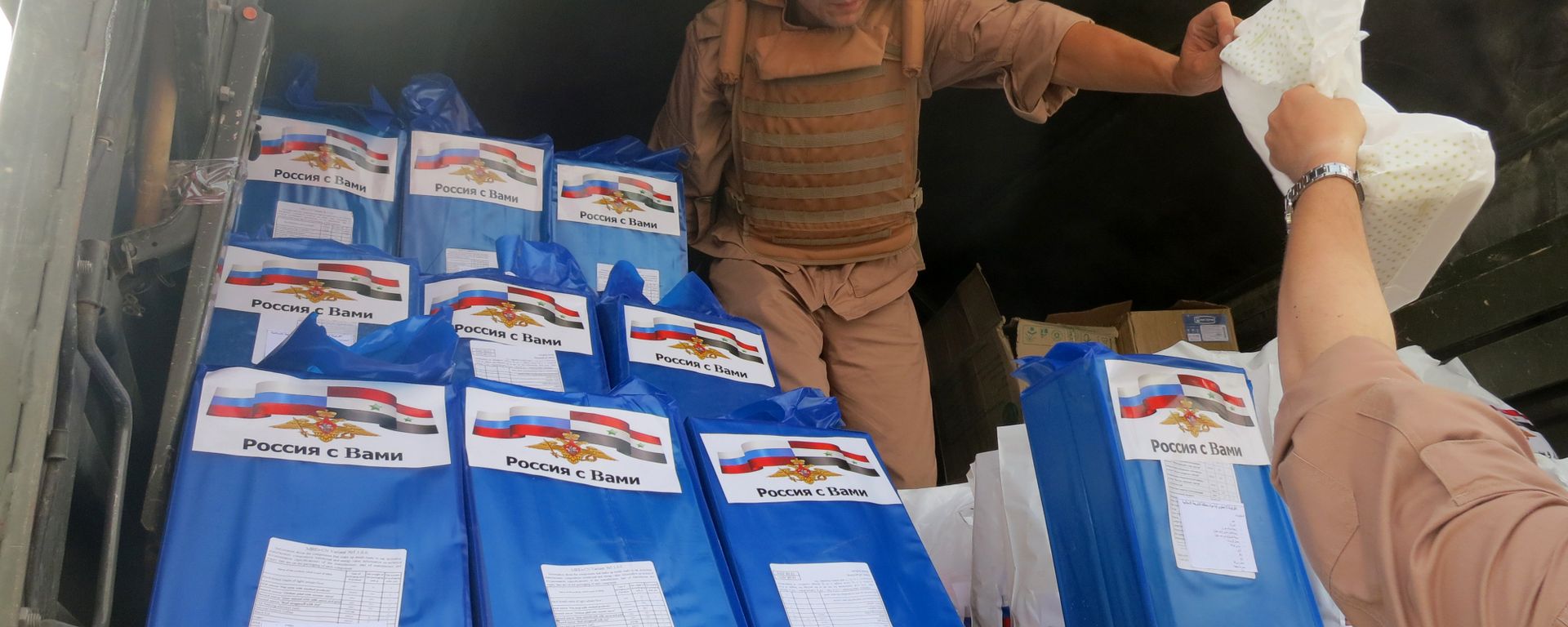 Russian soldier distributes food aid in Homs, central Syria, file photo. Russian soldier distributes food aid in Homs, central Syria, file photo. - Sputnik International, 1920, 19.08.2023