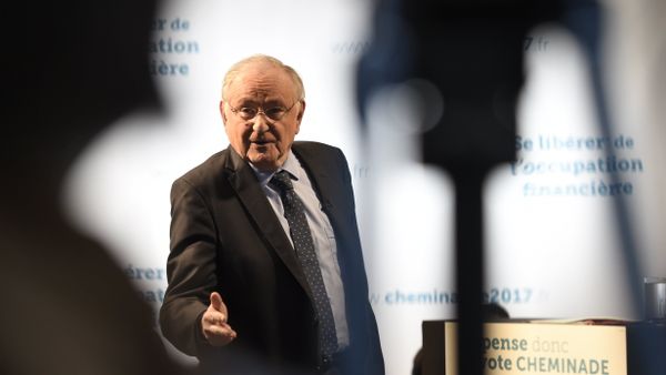 French presidential election candidate for the Solidarite et Progres (Solidarity and Progress) party Jacques Cheminade (R) delivers a speech during a campaign meeting in Paris on April 18, 2017 - Sputnik International