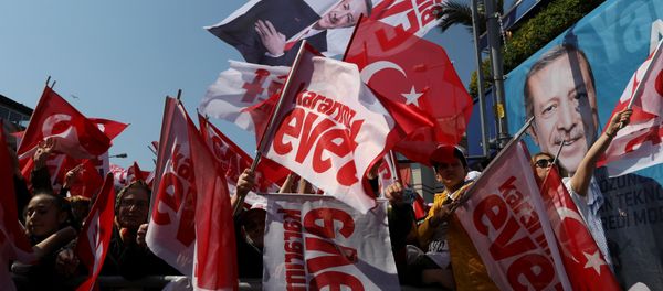 Supporters of Turkish President Tayyip Erdogan wave Turkey's national flags and Yes campaign flags during a rally for the upcoming referendum in Istanbul, Turkey, April 15, 2017 - Sputnik International