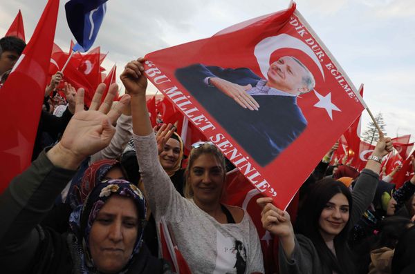 Supporters of Turkish President Tayyip Erdogan wave national flags as they wait for his arrival at the Presidential Palace in Ankara, Turkey, April 17, 2017. Supporters of Turkish President Tayyip Erdogan wave national flags as they wait for his arrival at the Presidential Palace in Ankara, Turkey, April 17, 2017. - Sputnik International