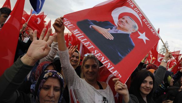 Supporters of Turkish President Tayyip Erdogan wave national flags as they wait for his arrival at the Presidential Palace in Ankara, Turkey, April 17, 2017 - Sputnik International