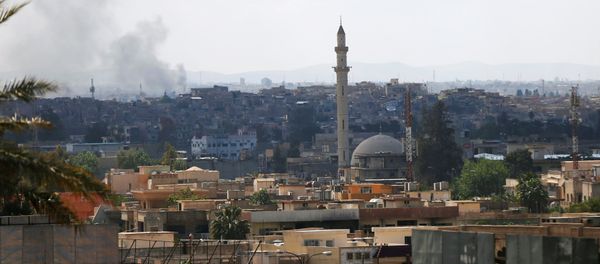 Smoke rises above the old city as Iraqi forces fight Islamic State militants in Mosul, Iraq, April 19, 2017 - Sputnik International