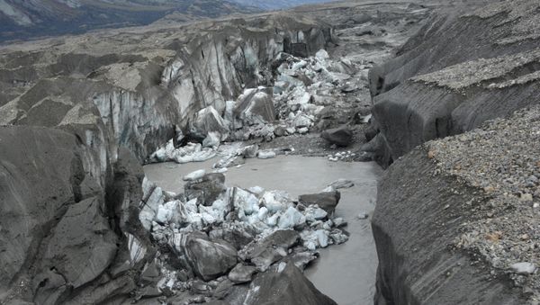 close-up view of the ice-walled canyon at the terminus of the Kaskawulsh Glacier, with recently collapsed ice blocks. - Sputnik International
