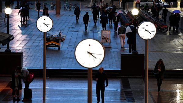 People walk accross a plaza in the Canary Wharf financial district, London, Britain, January 9, 2017 People walk accross a plaza in the Canary Wharf financial district, London, Britain, January 9, 2017 - Sputnik International