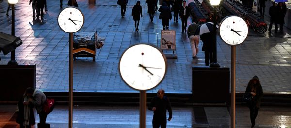 People walk accross a plaza in the Canary Wharf financial district, London, Britain, January 9, 2017 - Sputnik International