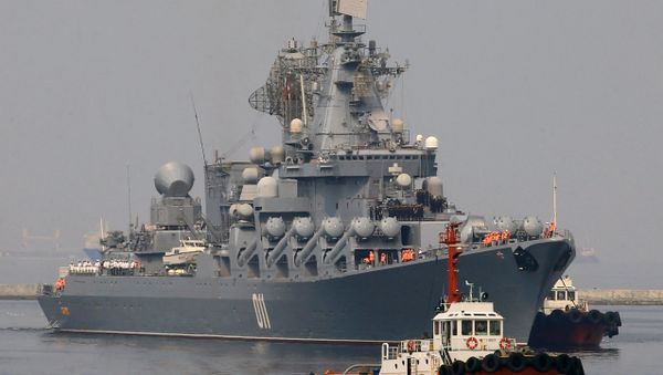 Tugboats escort the Russian Navy guided missile cruiser Varyag, upon arrival for a goodwill visit, at Pier 15, South Harbor, Metro Manila, Philippines April 20, 2017 - Sputnik International