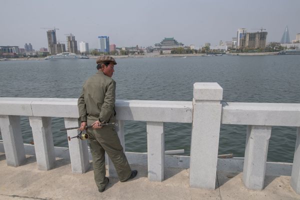 A man looks across the Taedong River A man looks across the Taedong River - Sputnik International