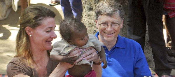 In this Wednesday, March 23, 2011 file photo, Microsoft Corp. founder and philanthropist Bill Gates, right, and his wife Melinda Gates attend to a child as they meet with members of the Mushar community at Jamsot Village near Patna, Indi In this Wednesday, March 23, 2011 file photo, Microsoft Corp. founder and philanthropist Bill Gates, right, and his wife Melinda Gates attend to a child as they meet with members of the Mushar community at Jamsot Village near Patna, Indi - Sputnik International