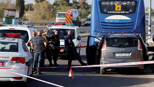An Israeli policeman inspects the scene of a Palestinian car ramming attack at the Gush Etzion Junction, south of the West Bank city of Bethlehem April 19, 2017 - Sputnik International