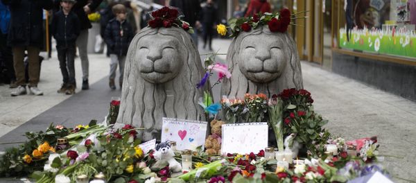 Flowers and candles are placed around stone lions near the department store Ahlens following a suspected terror attack in central Stockholm, Sweden, Saturday, April 8, 2017. Flowers and candles are placed around stone lions near the department store Ahlens following a suspected terror attack in central Stockholm, Sweden, Saturday, April 8, 2017. - Sputnik International