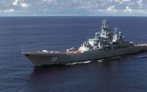  Aerial port bow view of the Soviet KIROV class nuclear-powered guided missile cruiser FRUNZE underway. - Sputnik International