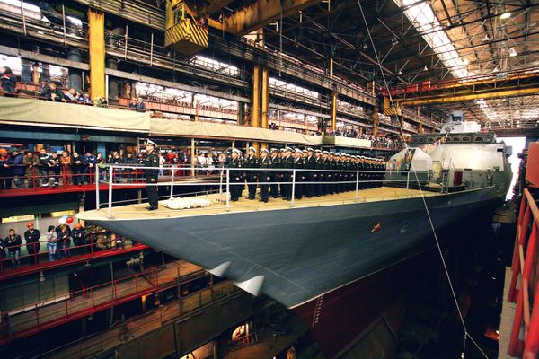 Amur Shipyards workers and the vessel's crew during the floating out of The Sovershenny corvette built for Russian Navy's Pacific Fleet. - Sputnik International