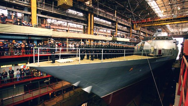 Amur Shipyards workers and the vessel's crew during the floating out of The Sovershenny corvette built for Russian Navy's Pacific Fleet. - Sputnik International