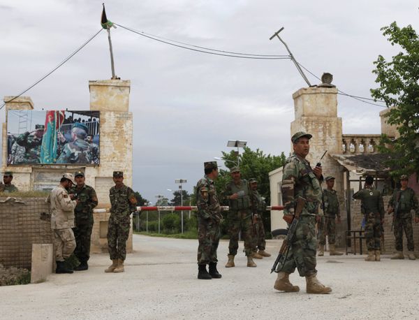 Afghan national Army (ANA) troops keep watch near the site of an ongoing attack on an army headquarters in Mazar-i-Sharif, northern Afghanistan April 21, 2017. - Sputnik International