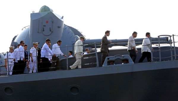 Philippine President Rodrigo Duterte tours Russian Navy guided missile cruiser Varyag, docked during a goodwill visit at Pier 15, South Harbor, Metro Manila, Philippines April 21, 2017. - Sputnik International