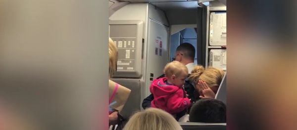 American Airlines Flight Attendant Altercation With Passenger, Friday 21st April 2017 - Sputnik International