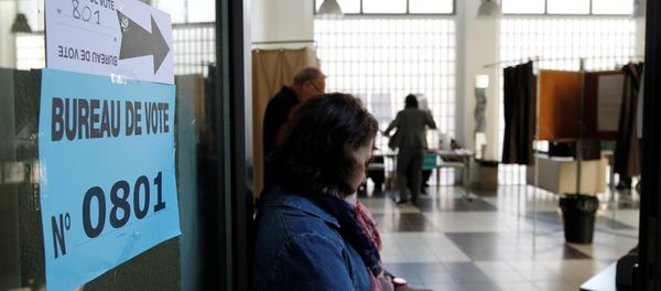 An official checks her watch for the opening of a polling station during the first round of 2017 French presidential election in Marseille, France, April 23, 2017. - Sputnik International