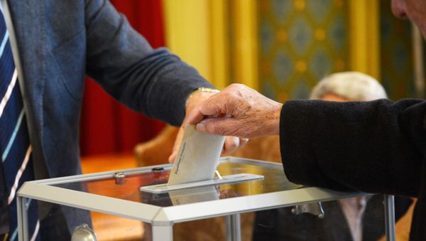 A woman votes at a polling station in Paris in the first round of the French presidential election. A woman votes at a polling station in Paris in the first round of the French presidential election. - Sputnik International