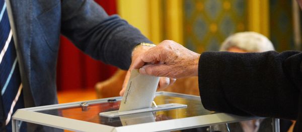 A woman votes at a polling station in Paris in the first round of the French presidential election. - Sputnik International