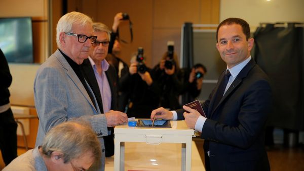 Benoit Hamon (R), French Socialist party 2017 presidential candidate, casts his ballot in the first round of 2017 French presidential election at a polling station in Trappes, near Paris, France, April 23, 2017. REUTERS/Vincent Kessler - Sputnik International