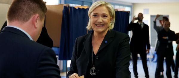 Marine Le Pen, French National Front (FN) political party leader and candidate for French 2017 presidential election, casts her ballot in the first round of 2017 French presidential election at a polling station in Henin-Beaumont, northern France, April 23, 2017. - Sputnik International