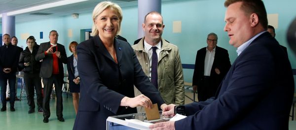 Marine Le Pen (L), French National Front (FN) political party leader and candidate for French 2017 presidential election, casts her ballot in the first round of 2017 French presidential election at a polling station in Henin-Beaumont, northern France, April 23, 2017. At C, Mayor of Henin-Beaumont Steeve Briois Marine Le Pen (L), French National Front (FN) political party leader and candidate for French 2017 presidential election, casts her ballot in the first round of 2017 French presidential election at a polling station in Henin-Beaumont, northern France, April 23, 2017. At C, Mayor of Henin-Beaumont Steeve Briois - Sputnik International