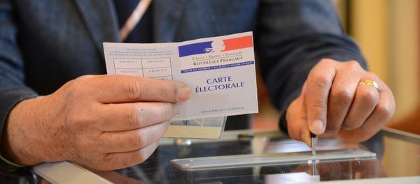 A man votes at a polling station in Paris in the first round of the French presidential election A man votes at a polling station in Paris in the first round of the French presidential election - Sputnik International
