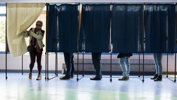 People vote at a polling station in the first round of the French presidential election People vote at a polling station in the first round of the French presidential election - Sputnik International
