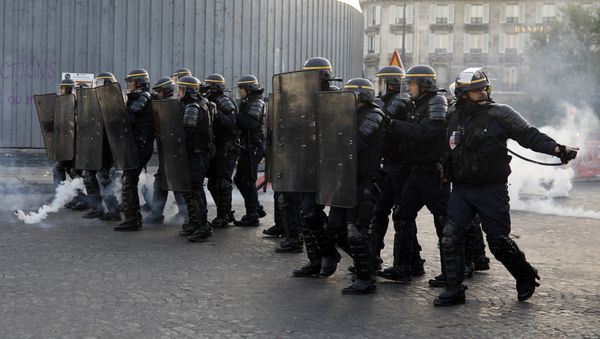 Riot police officers take position during a protest in Paris - Sputnik International