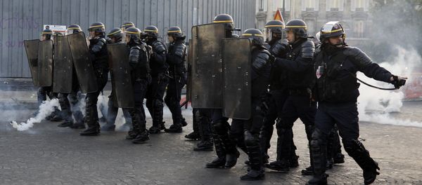 Riot police officers take position during a protest in Paris - Sputnik International