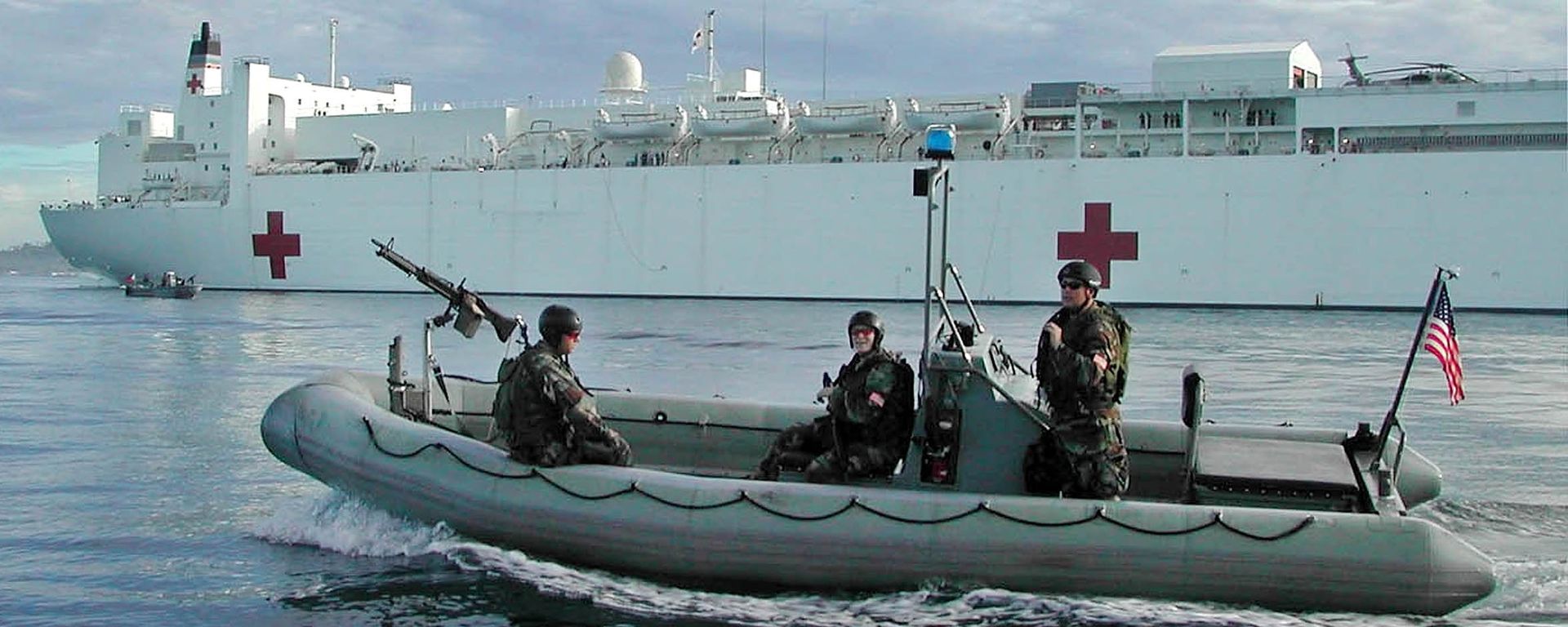 Members of the US Navy SEALS on a rubber boat patrol around the US Navy hospital ship the USNS Mercy Members of the US Navy SEALS on a rubber boat patrol around the US Navy hospital ship the USNS Mercy - Sputnik International, 1920, 13.10.2024