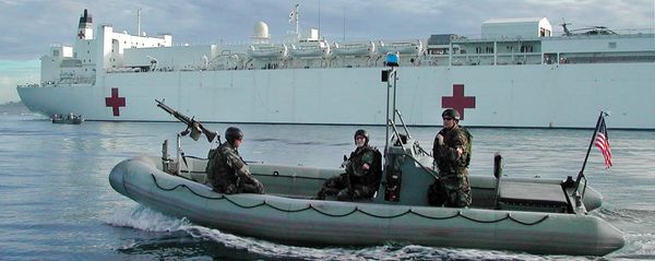 Members of the US Navy SEALS on a rubber boat patrol around the US Navy hospital ship the USNS Mercy Members of the US Navy SEALS on a rubber boat patrol around the US Navy hospital ship the USNS Mercy - Sputnik International