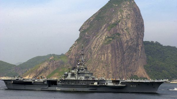 Brazilian aircraft carrier Sao Paulo passes the famous Sugarloaf Mountain upon arrival in Rio de Janeiro, Brazil, Feb. 17, 2001 - Sputnik International