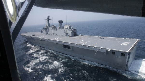 The South Korean navy's 14,000 ton-class large-deck landing ship Dokdo sails through the Yellow Sea of South Korea during military drills, Thursday, Aug. 5, 2010. - Sputnik International