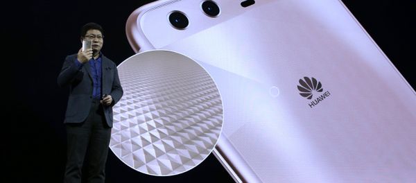 Chief executive officer of consumer devices division for Huawei Technologies Co. Richard Yu presents the new phone Huawei P10 Plus before the Mobile World Congress in Barcelona, Spain - Sputnik International