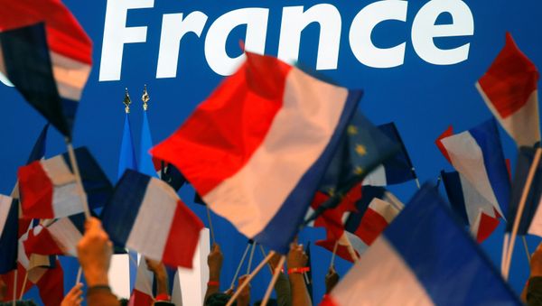 Supporters of Emmanuel Macron, head of the political movement En Marche !, or Onwards !, and candidate for the 2017 French presidential election wait for his arrival at the Parc des Expositions hall in Paris, France April 23, 2017. - Sputnik International