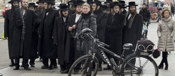 Orthodox jews stand outside the White House in Washington. (File) - Sputnik International