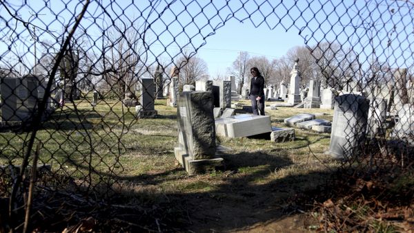 Scores of volunteers are expected to help in an organized effort to clean up and restore the Jewish cemetery where vandals damaged hundreds of headstones - Sputnik International