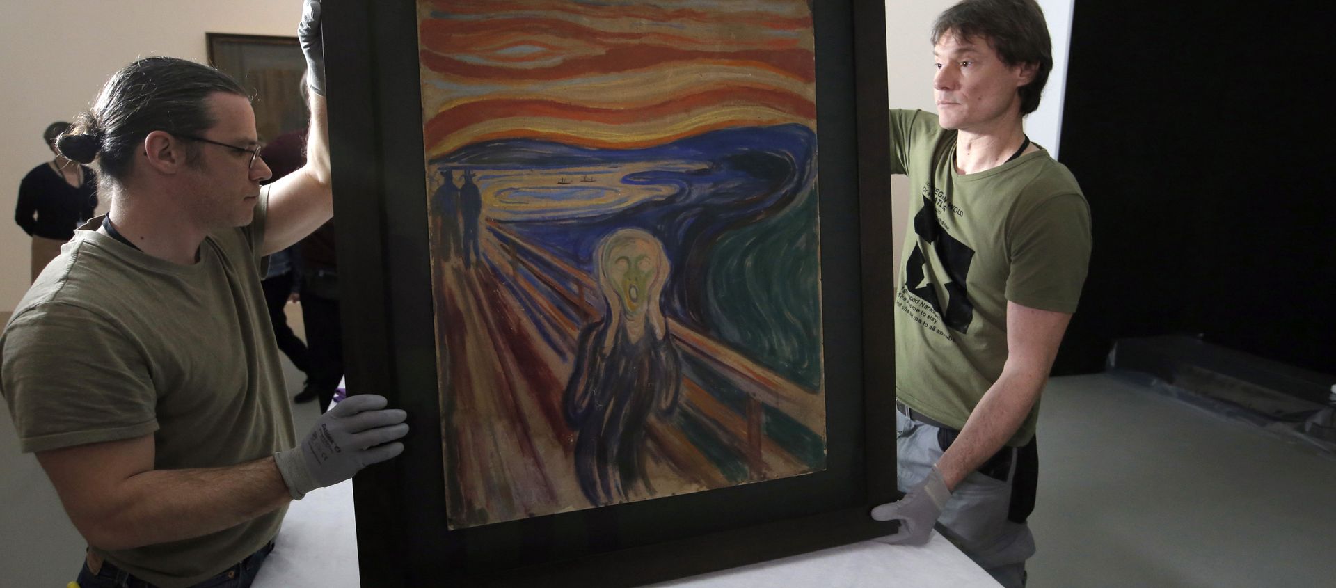 In this photo taken on Wednesday, March 18, 2015, employees present the painting The Scream by Edvard Munch, prior to it being exhibited, at the Louis Vuitton Foundation in Paris, France. In this photo taken on Wednesday, March 18, 2015, employees present the painting The Scream by Edvard Munch, prior to it being exhibited, at the Louis Vuitton Foundation in Paris, France. - Sputnik International, 1920, 23.02.2021