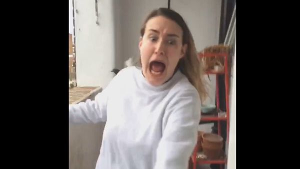 Girl hears rumours of pigeon on balcony - Sputnik International
