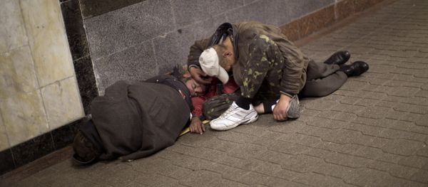 Homeless men sleep inside an underground shopping mall in central Kiev, Ukraine - Sputnik International