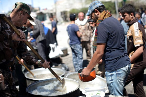 Residents receive food at a distribution point in Mosul, Iraq, April 10, 2017 - Sputnik International