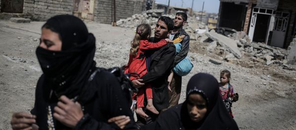 Mosul residents flee their homes as Iraqi forces battle the Islamic State group in a street to street fight in west Mosul, Monday, April 24, 2017 Mosul residents flee their homes as Iraqi forces battle the Islamic State group in a street to street fight in west Mosul, Monday, April 24, 2017 - Sputnik International