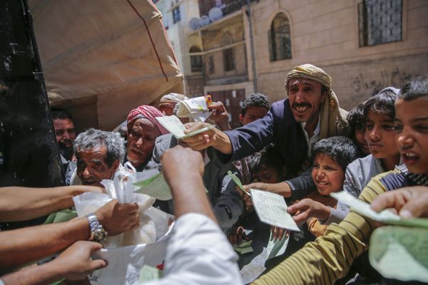 Yemenis receive food rations provided by a local charity, in Sanaa, Yemen, Thursday, April, 13, 2017. Yemenis receive food rations provided by a local charity, in Sanaa, Yemen, Thursday, April, 13, 2017. - Sputnik International